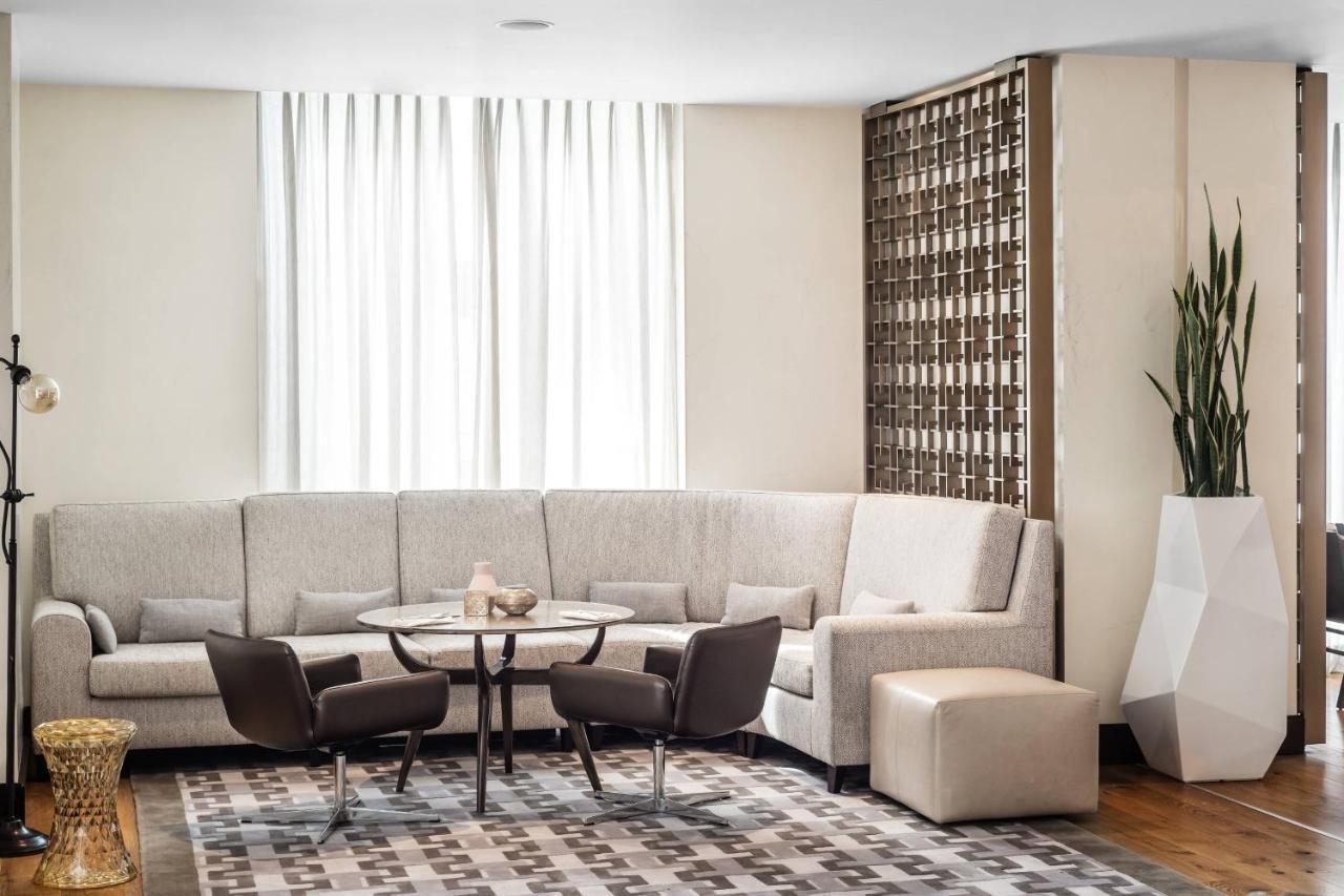 Baku Marriott Hotel Boulevard エクステリア 写真 A room with a screen