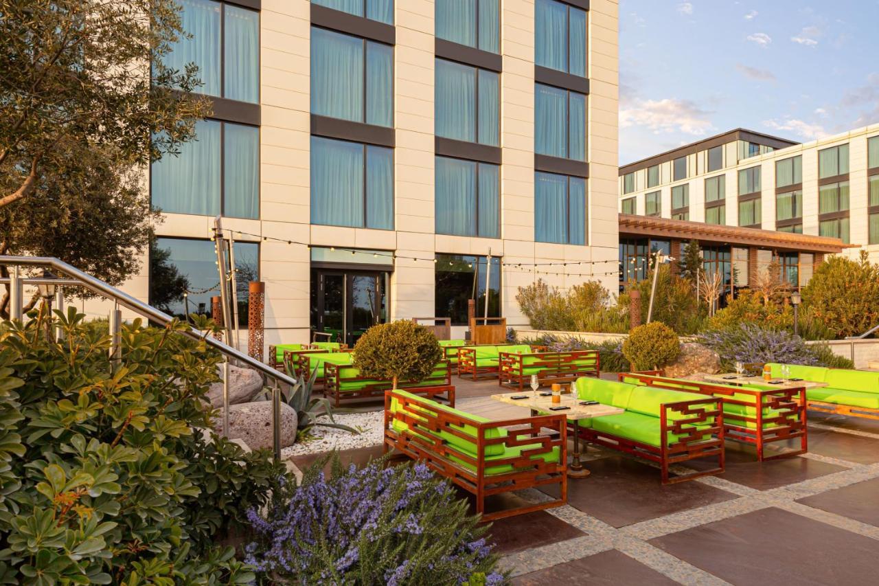 Baku Marriott Hotel Boulevard エクステリア 写真 The hotel's outdoor lounge