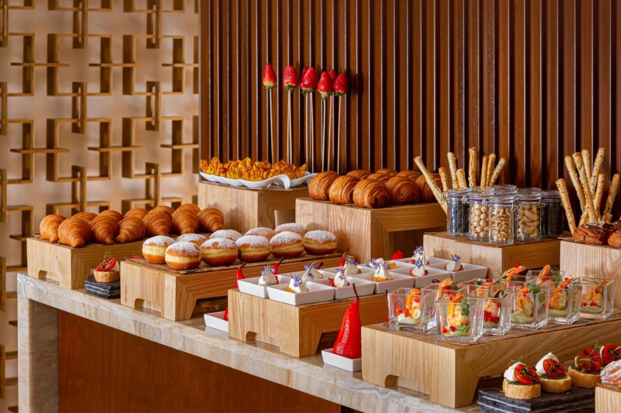 Baku Marriott Hotel Boulevard エクステリア 写真 A buffet at a hotel