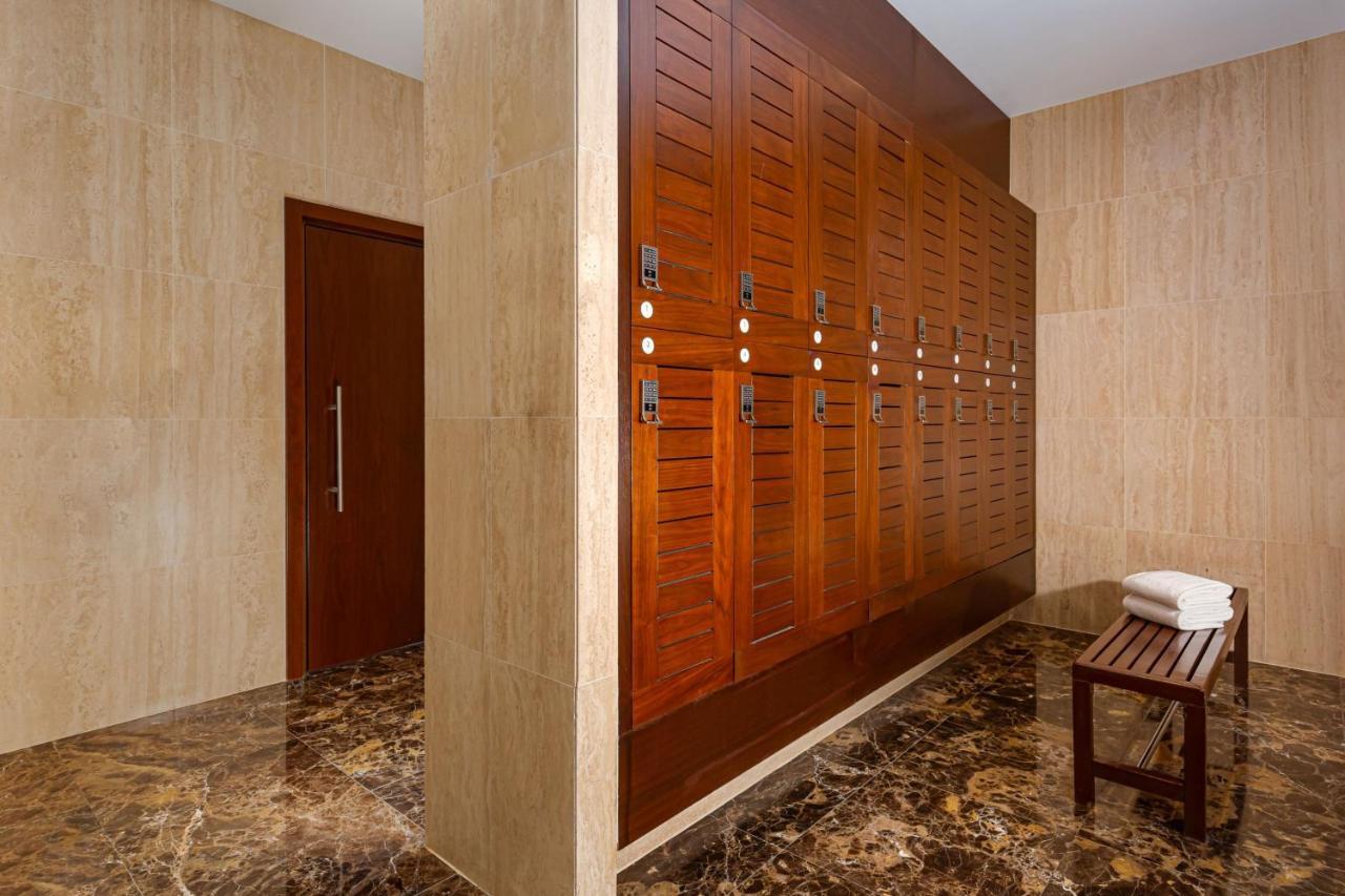 Baku Marriott Hotel Boulevard エクステリア 写真 A locker room at a spa