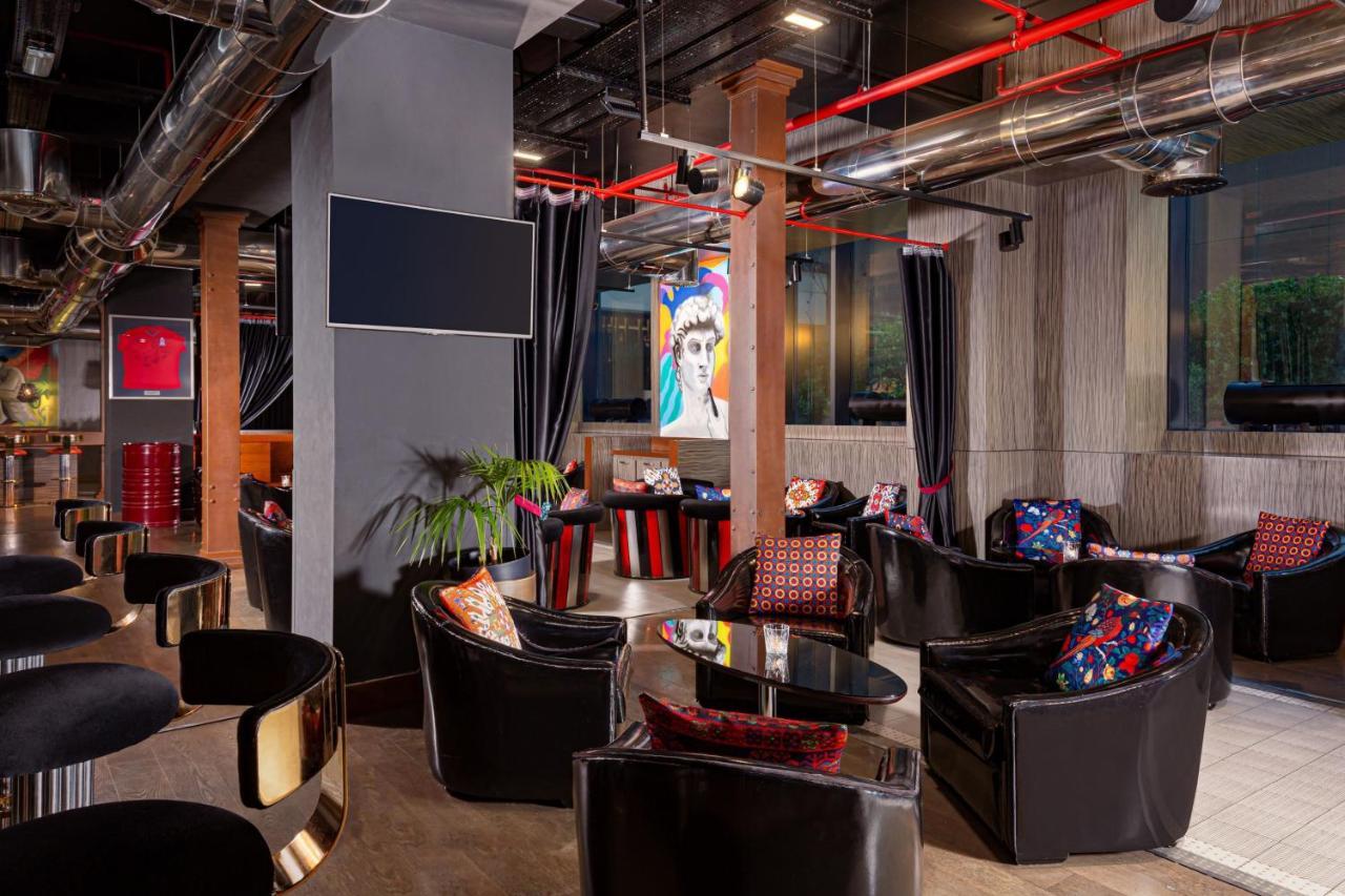 Baku Marriott Hotel Boulevard エクステリア 写真 The interior of a typical Starbucks Reserve store
