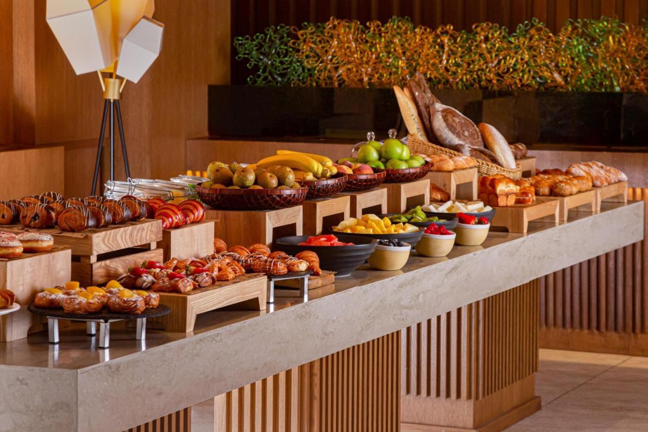 Baku Marriott Hotel Boulevard エクステリア 写真 A buffet at a hotel