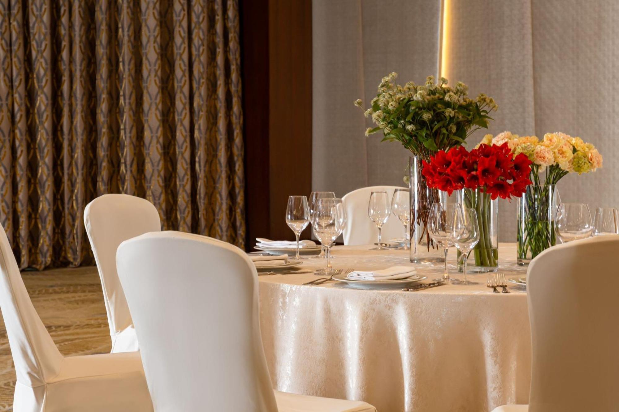 Baku Marriott Hotel Boulevard エクステリア 写真 A table set for a formal dinner
