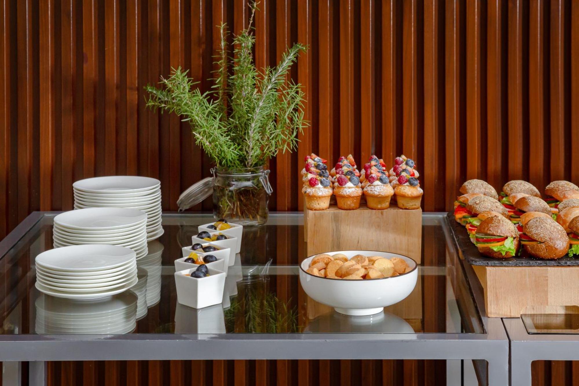 Baku Marriott Hotel Boulevard エクステリア 写真 A buffet table with a selection of desserts