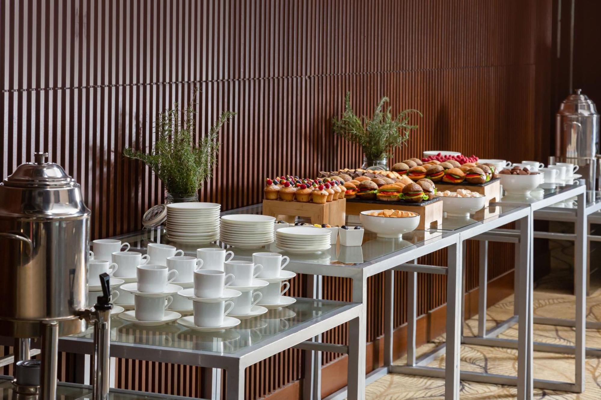 Baku Marriott Hotel Boulevard エクステリア 写真 A buffet table