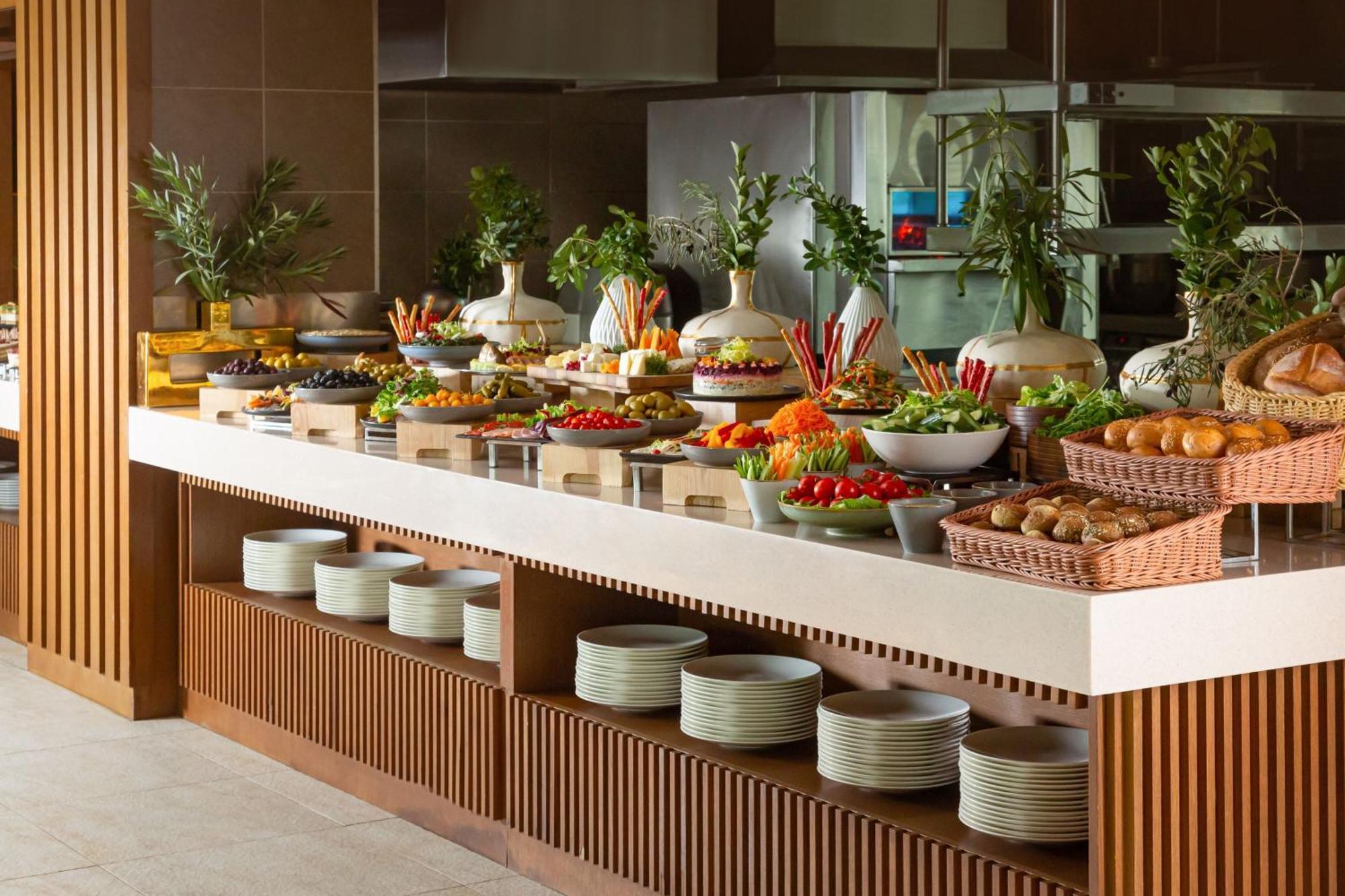 Baku Marriott Hotel Boulevard エクステリア 写真 A buffet at a hotel