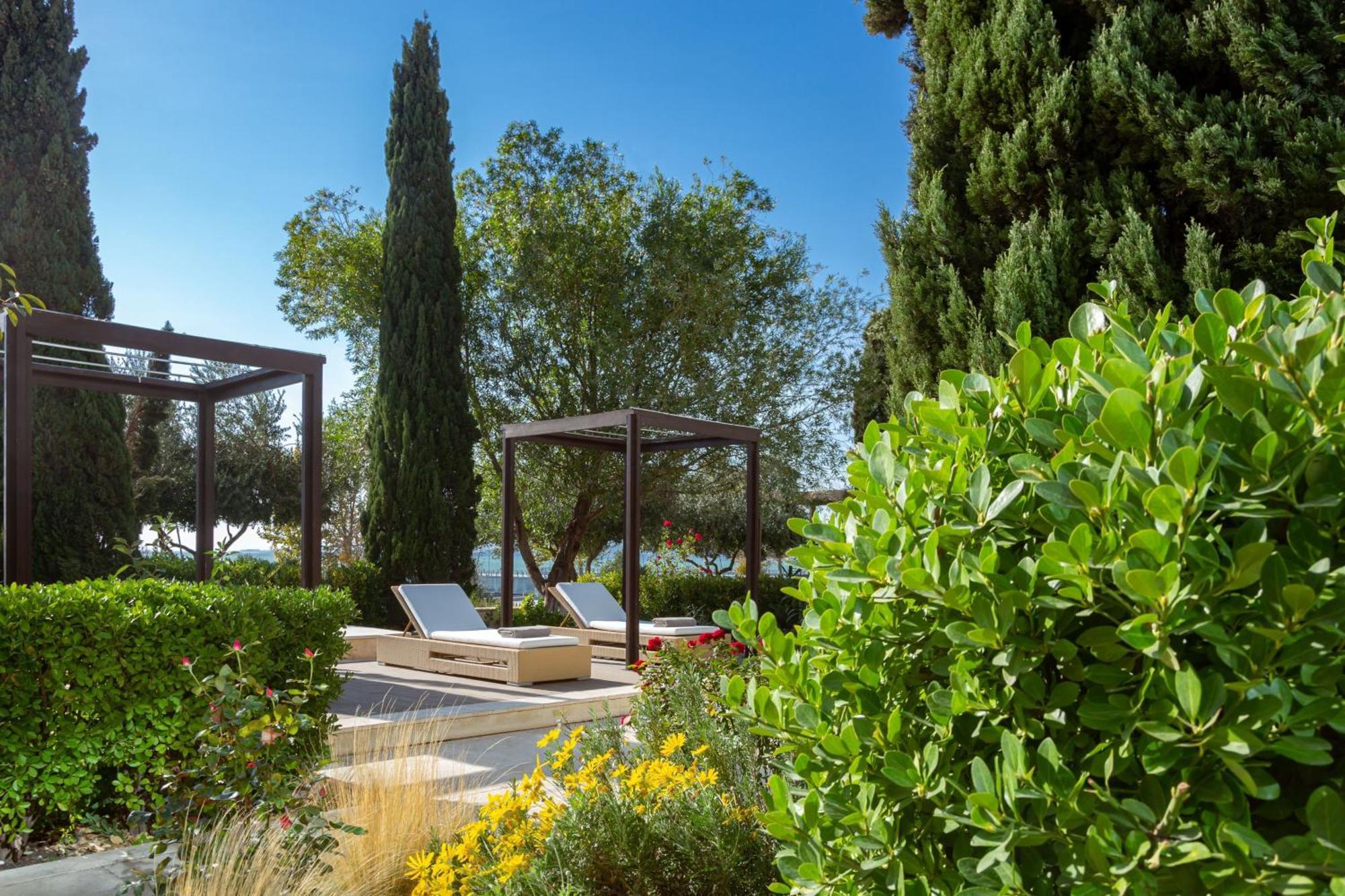 Baku Marriott Hotel Boulevard エクステリア 写真 The gardens of the hotel