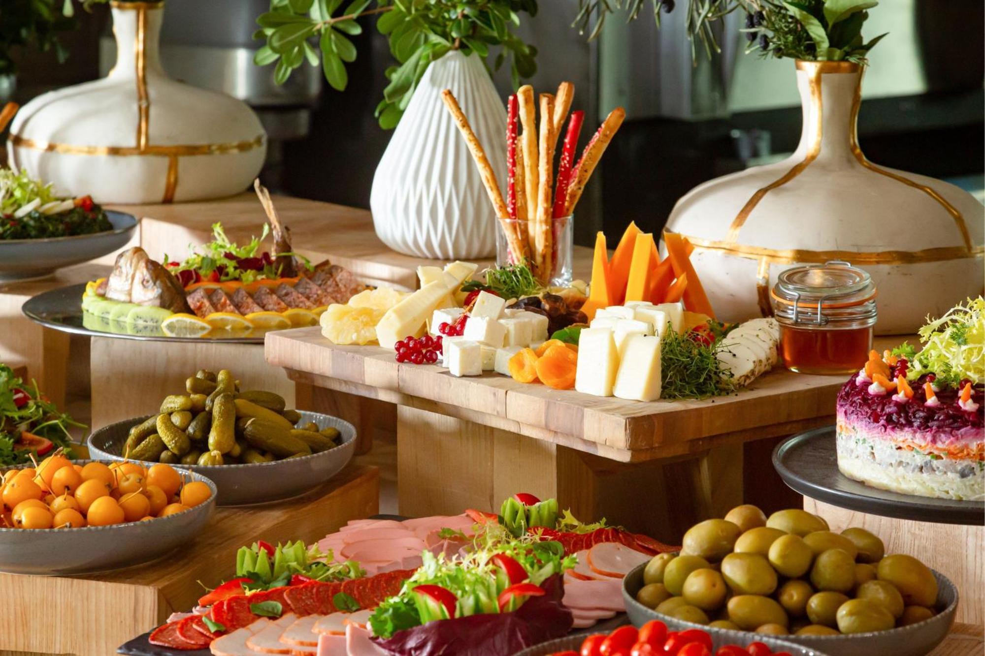 Baku Marriott Hotel Boulevard エクステリア 写真 A buffet at a hotel