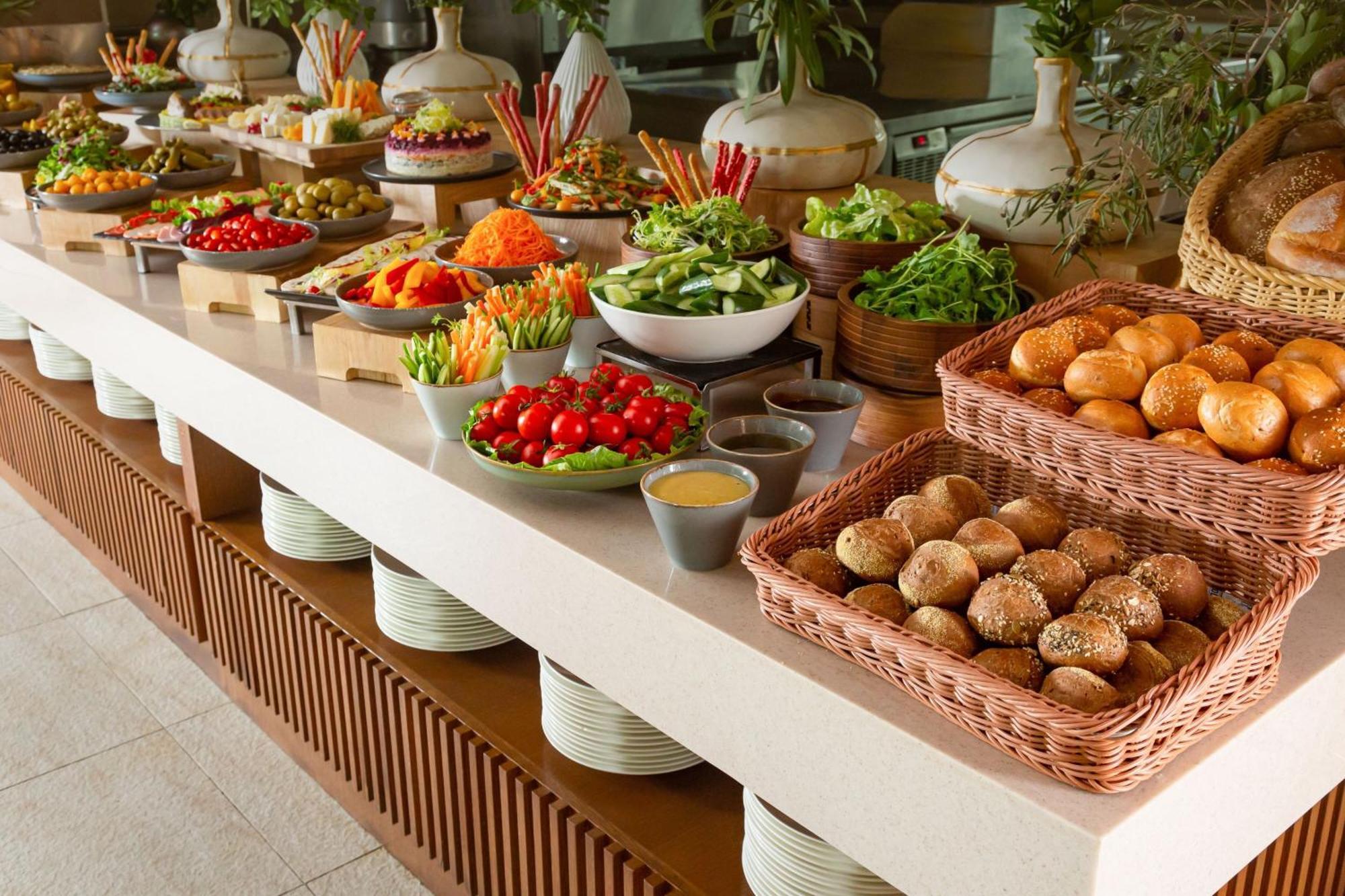Baku Marriott Hotel Boulevard エクステリア 写真 A salad bar